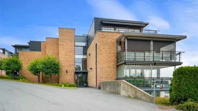Leiligheten ligger høyt og fritt i et rolig og attraktivt boligområde, sentralt i Sandvika sentrum