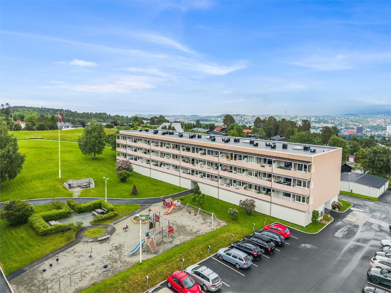 Det er kort gangavstand til både Nyborg skole, Åsveien skole og Sverresborg skole. Flere gode barnehager, blant annet Valset barnehage, Nyborg barnehage og Havsteinaunet barnehage, ligger også i gangavstand fra boligen. 