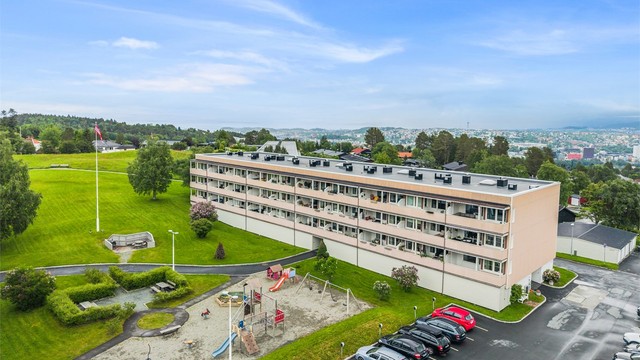 Det er kort gangavstand til både Nyborg skole, Åsveien skole og Sverresborg skole. Flere gode barnehager, blant annet Valset barnehage, Nyborg barnehage og Havsteinaunet barnehage, ligger også i gangavstand fra boligen.
