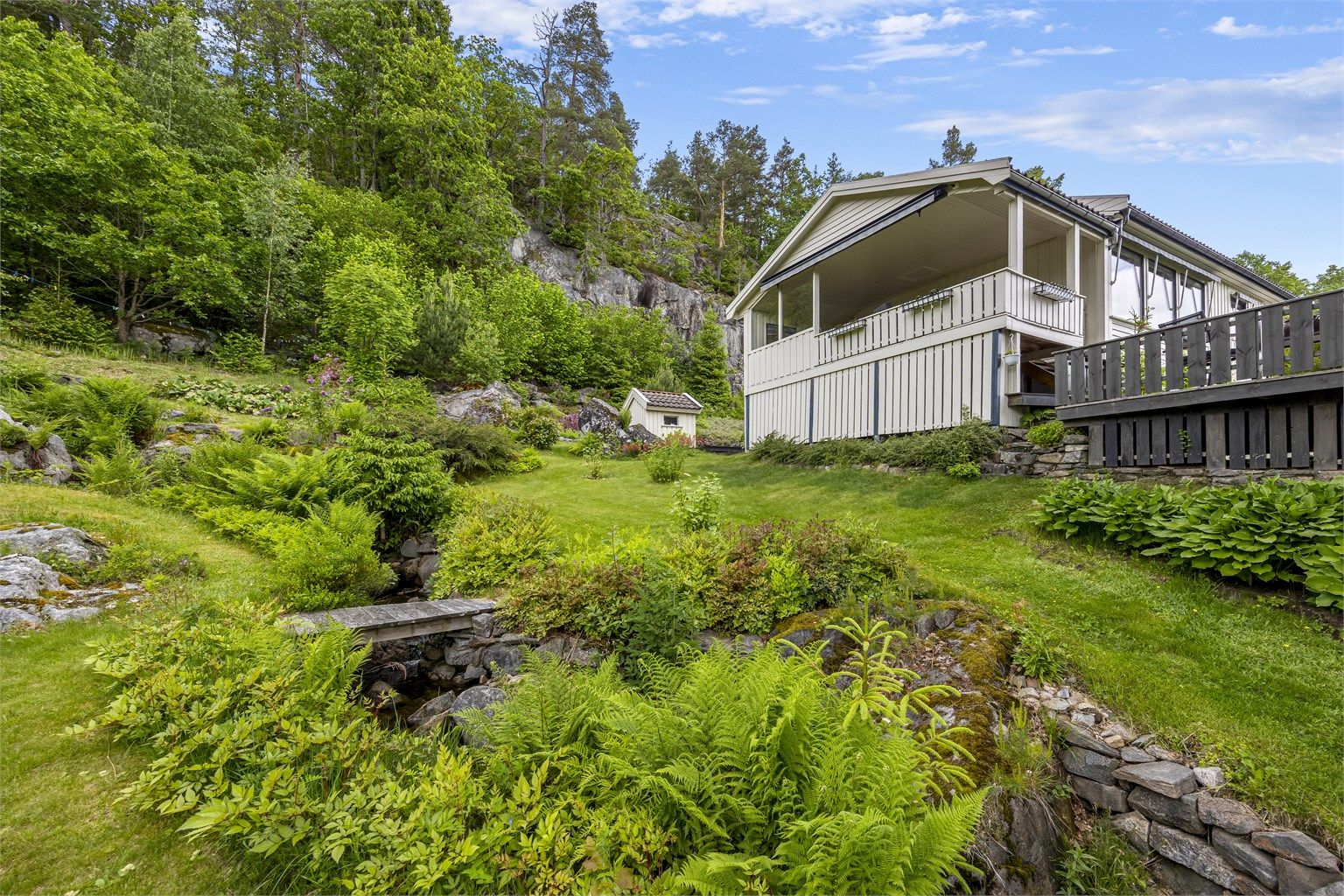 Stor, opparbeidet hage med plenarealer, bekk og flere lune uteplasser.
Foto: Hallvard Rimereit