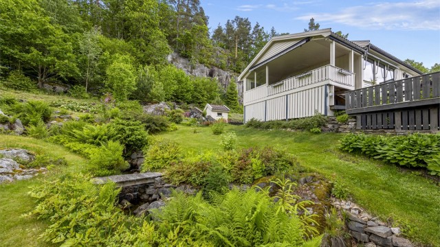 Stor, opparbeidet hage med plenarealer, bekk og flere lune uteplasser.
Foto: Hallvard Rimereit