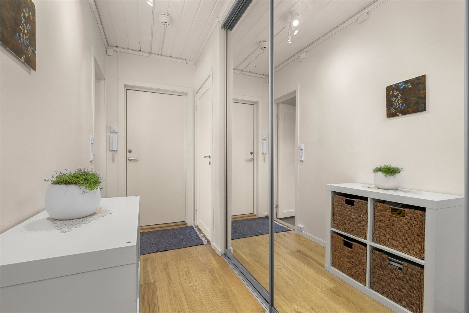 Videre disponerer leiligheten to boder i kjelleren på til sammen 14 kvm med ytterligere lagringsmuligheter. 