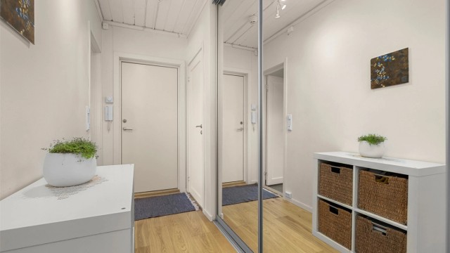 Videre disponerer leiligheten to boder i kjelleren på til sammen 14 kvm med ytterligere lagringsmuligheter.