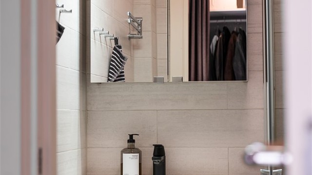 Badet har flislagte overflater og elektrisk gulvvarme.
