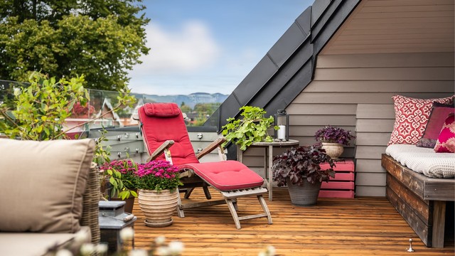 Terrassen er delvis overbygd, og her nytes utelivet fra april til oktober