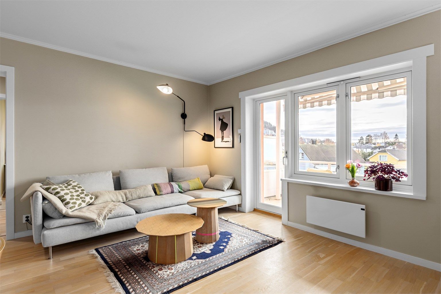 Fra stuen er det utgang til en sørvendt balkong på ca. 8 kvm