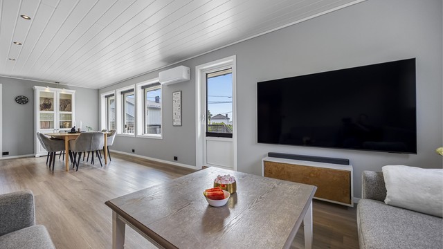 En nyere varmepumpe sørger for effektiv oppvarming av boligen.