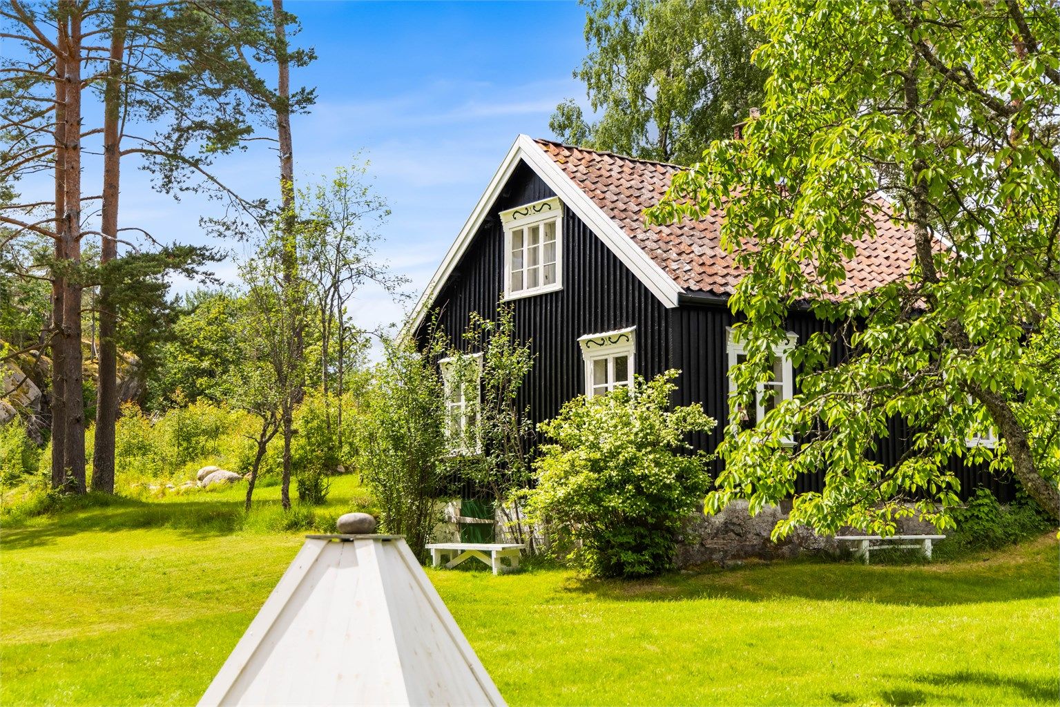 Sjarmerende gjestehus - et karakterfylt bygg med dekorerte vindusomramminger