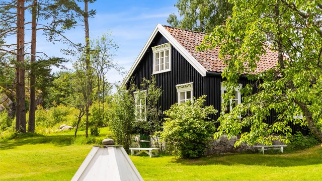 Sjarmerende gjestehus - et karakterfylt bygg med dekorerte vindusomramminger