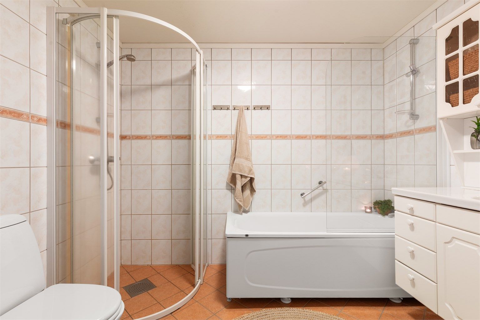 Flislagt bad med dusjnisje og badekar 