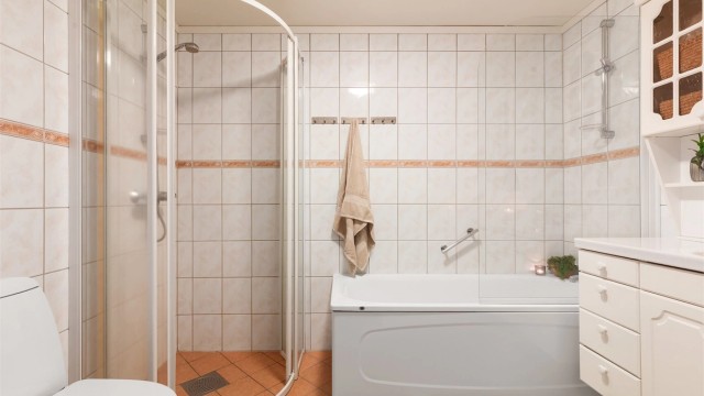 Flislagt bad med dusjnisje og badekar