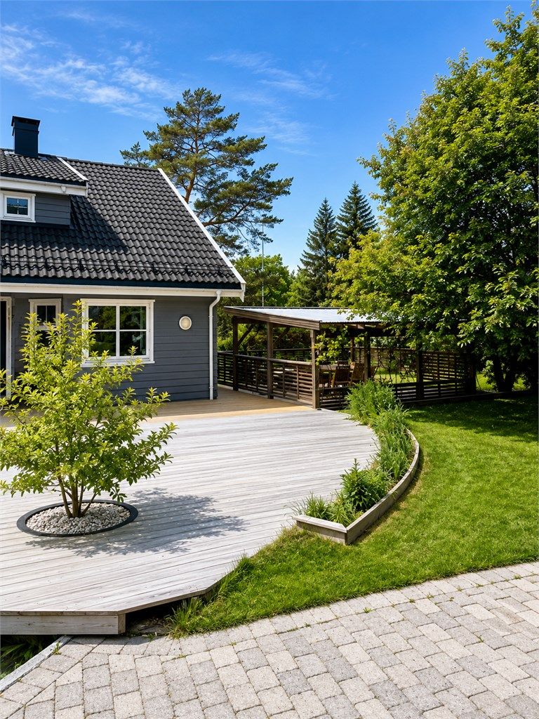 Terrasse med utekjøkken og pergola – en naturlig forlengelse av hjemmet, perfekt for lange sommerkvelder. Tuntreet skaper lun stemning og gir uterommet karakter.