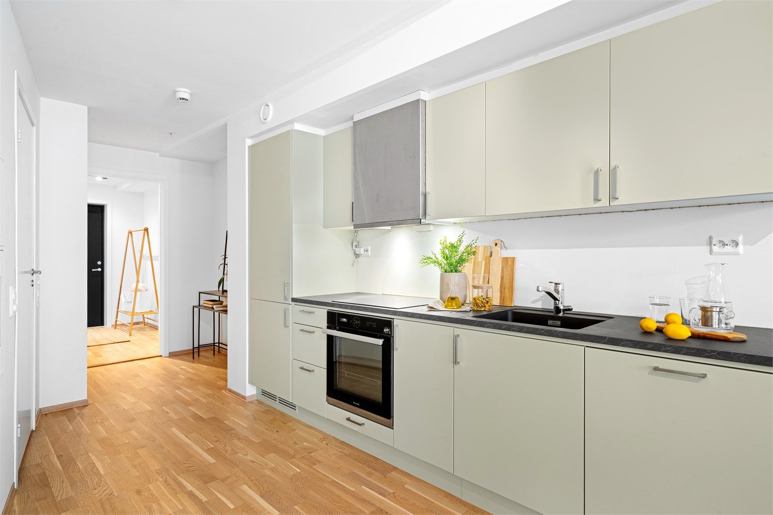 Kjøkkenet er i moderne og fint design med fronter i mint og mørk benkeplate. 