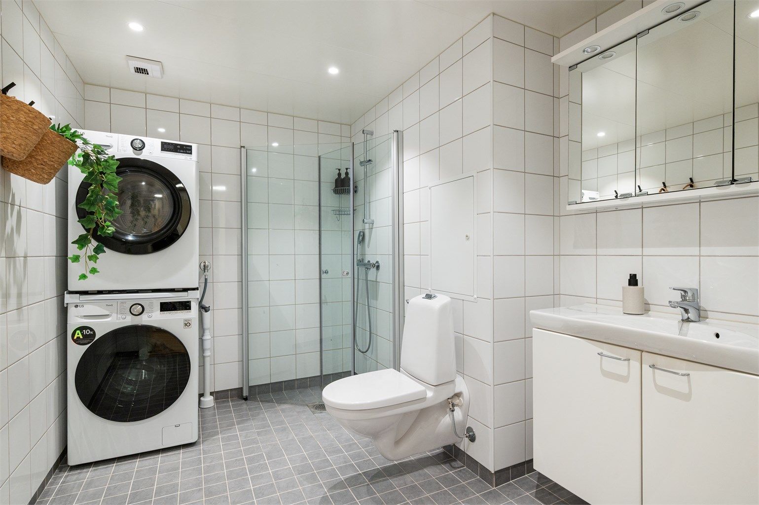 Innbydende og meget romslig, flislagt baderom med varme i gulv og downlights i himling