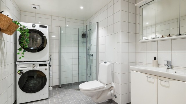 Innbydende og meget romslig, flislagt baderom med varme i gulv og downlights i himling