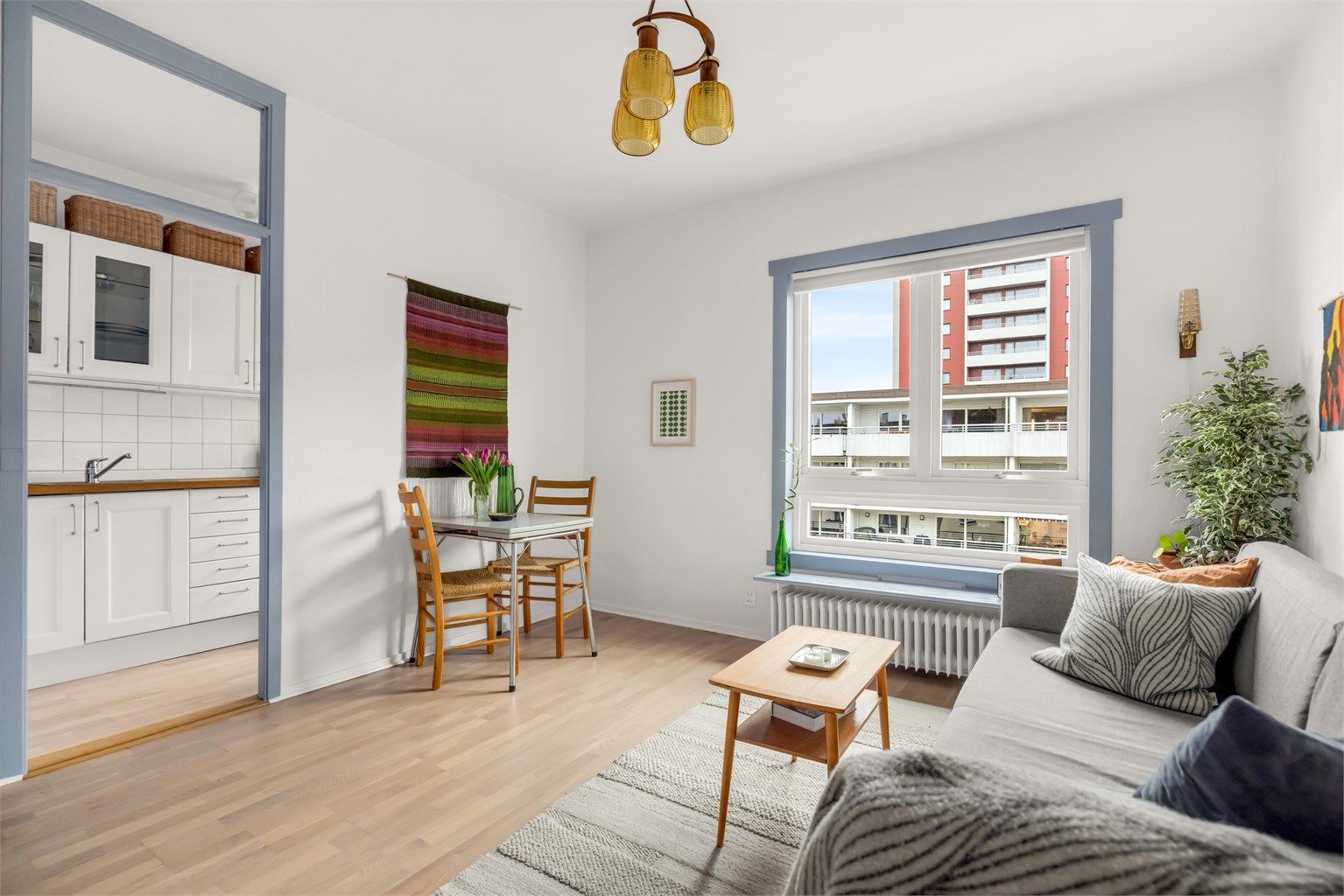 Godt utnyttet planløsning med mulighet for både sofa- og spisegruppe.