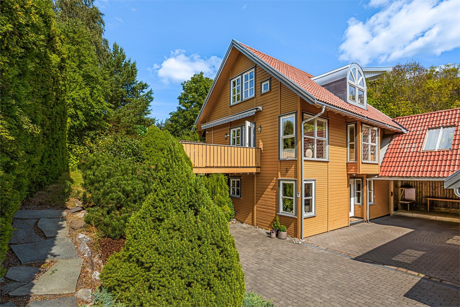 Velkommen til Tvedts vei 5 - En skreddersydd og fantastisk familiebolig!