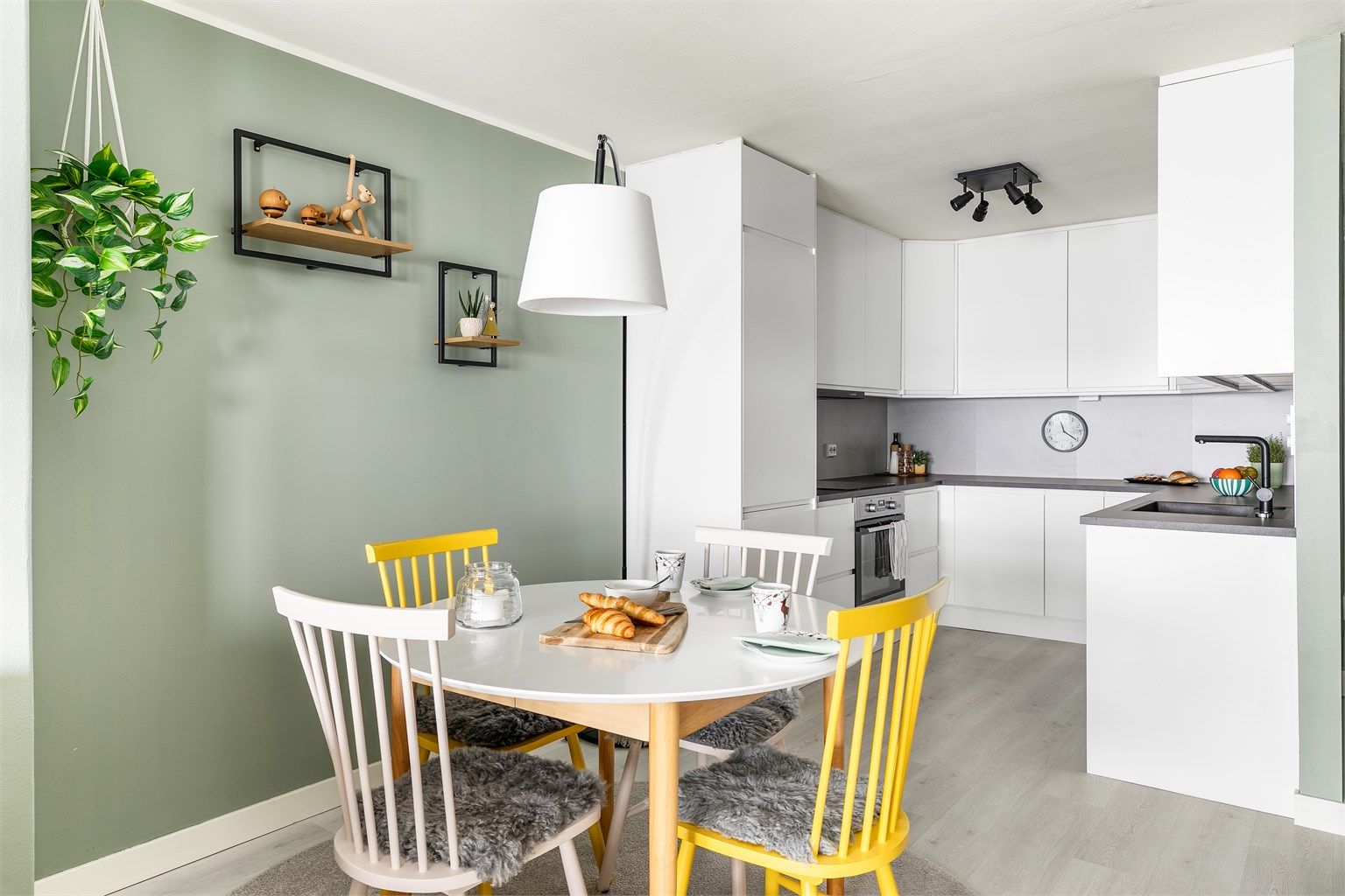 Leiligheten ble i 2023 pusset helhetlig opp og samtidig påkostet med både nytt kjøkken og nytt bad. Fotograf; Børge Oppegård.