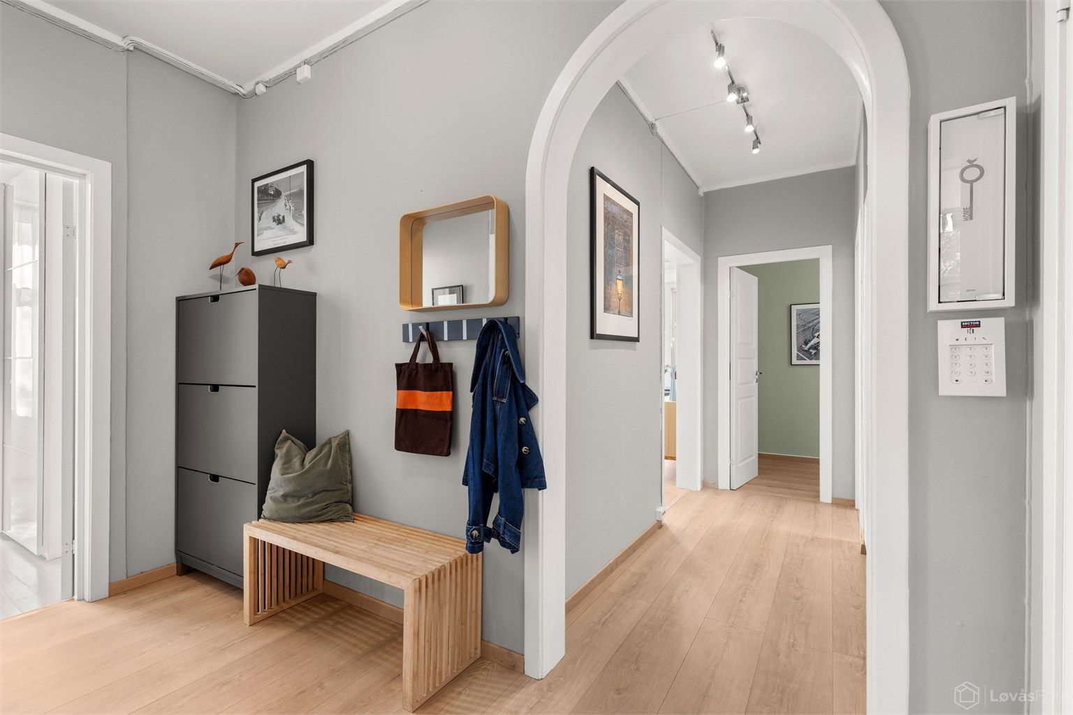 Entré/gang med 1-stavs laminat (lagt ny i 2019) med gulvvarme