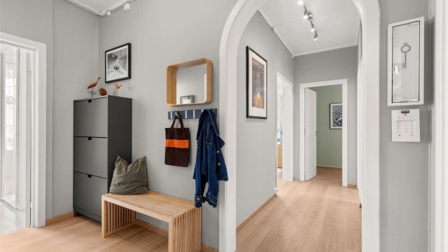 Entré/gang med 1-stavs laminat (lagt ny i 2019) med gulvvarme