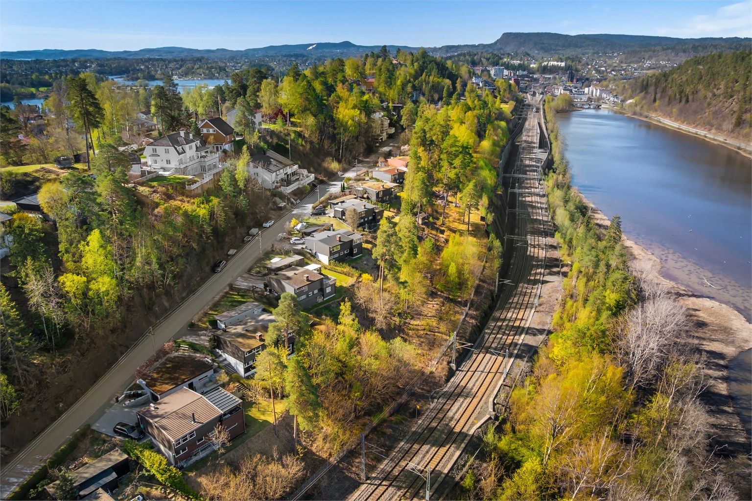 Beliggenheten gir nærhet til både Sandvika sentrum og flotte turområder.