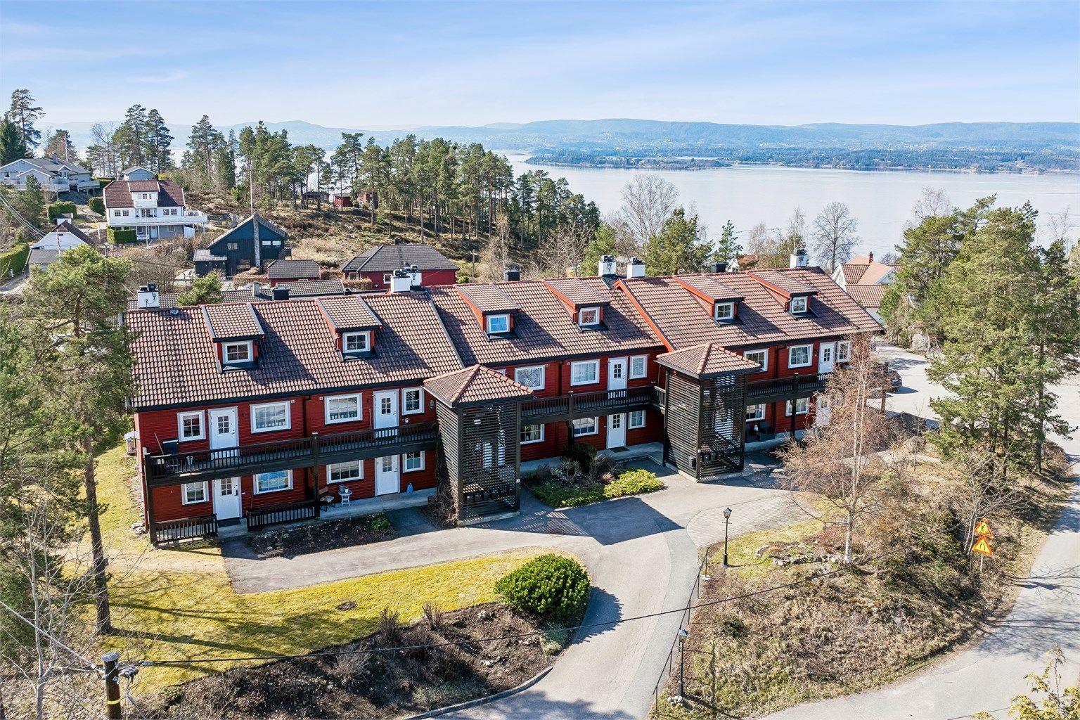 Kort gangavstand til dagligvare, kollektivtransport, skole og kyststi. Attraktiv beliggenhet i et trivelig bomiljø. Foto: Per O. Skjellnan v/Efkt