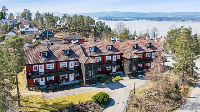 Kort gangavstand til dagligvare, kollektivtransport, skole og kyststi. Attraktiv beliggenhet i et trivelig bomiljø. Foto: Per O. Skjellnan v/Efkt