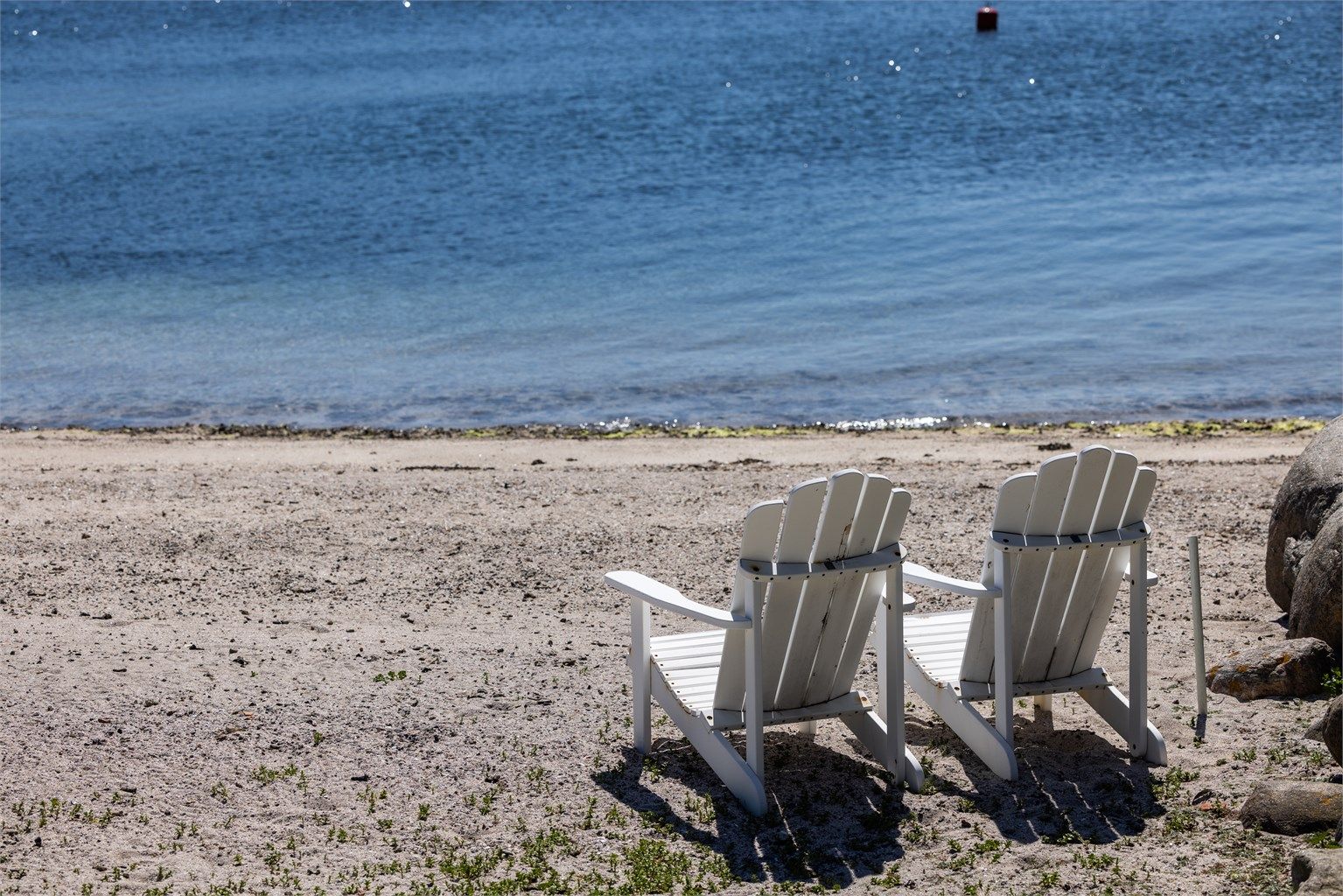 Her kan man nyte late dager på stranden i private omgivelser.