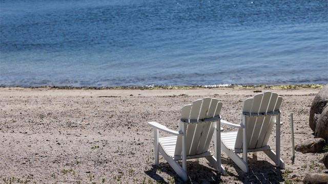 Her kan man nyte late dager på stranden i private omgivelser.