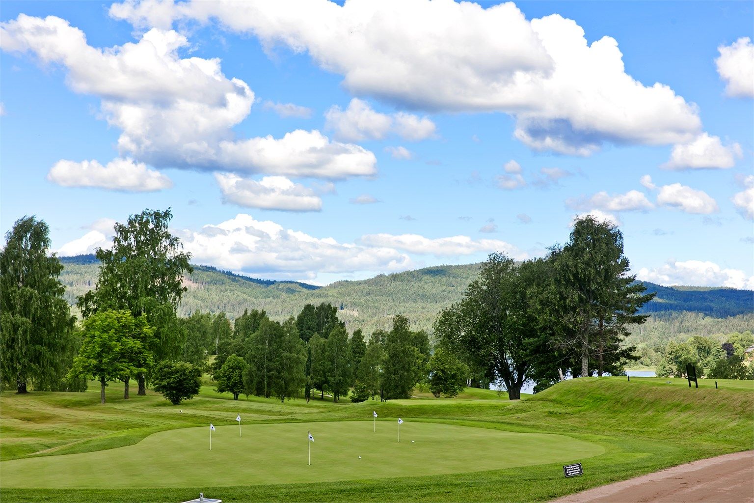 Kort vei til Oslo Golfklubb på Bogstad, med flotte omgivelser og gode muligheter for golf og friluftsliv.