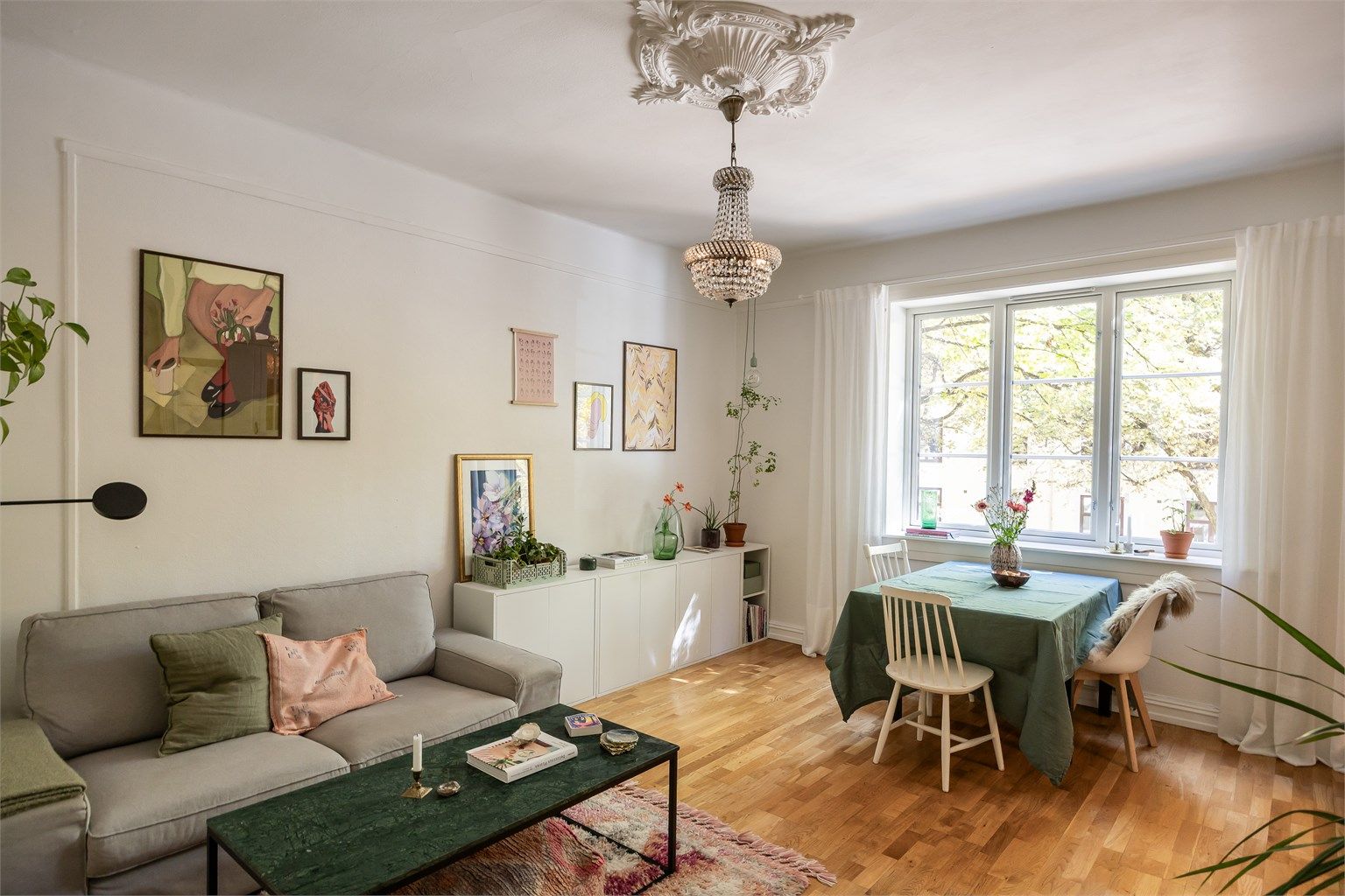 En hyggelig to-roms med åpen stue/kjøkken løsning, generøs takhøyde og klassiske detaljer!