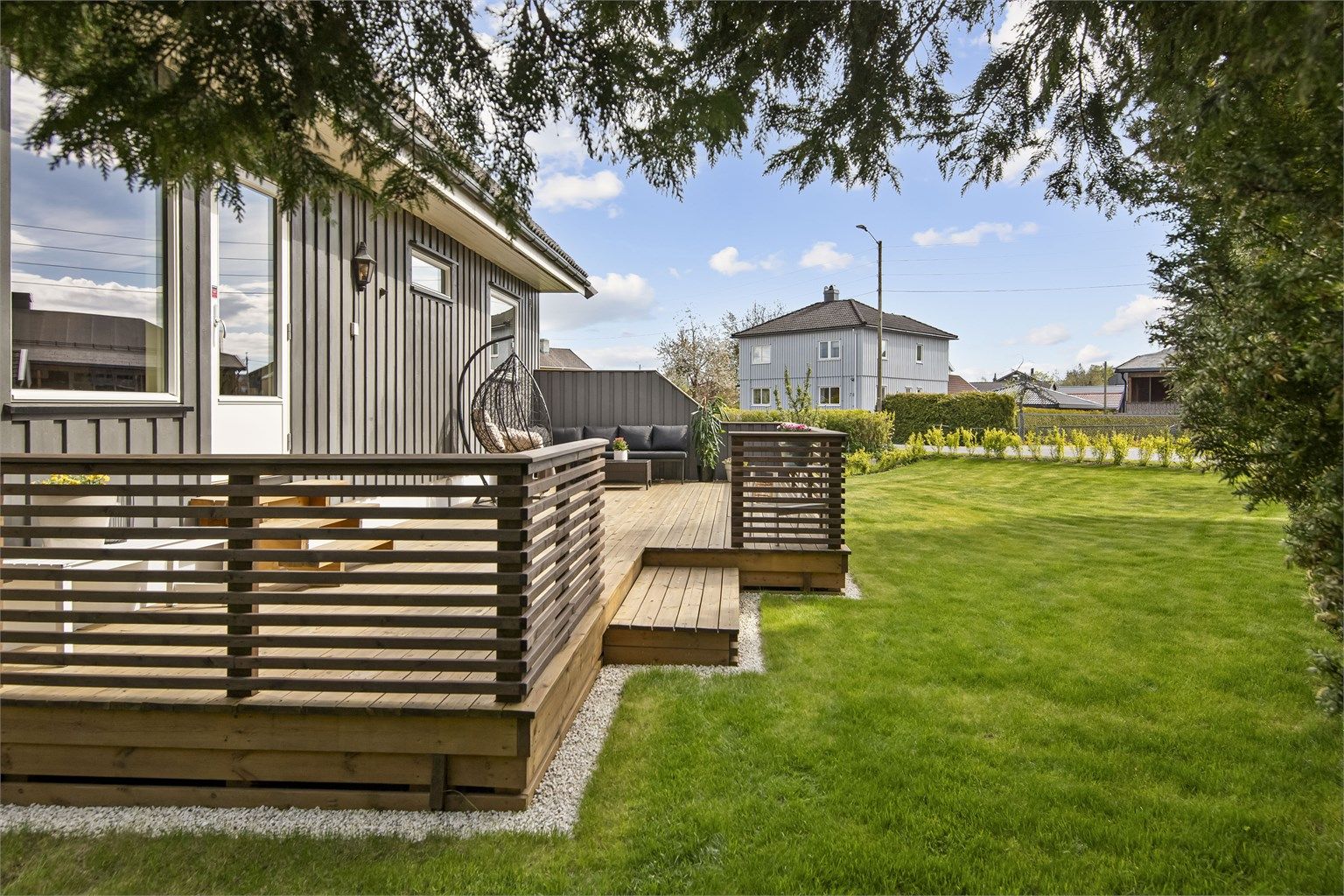 Tomten er barnevennlig og pent beplantet, og hagen ble opparbeidet med ny ferdigplen og hekk i 2024. Hagen er godt skjermet mot innsyn og fremstår som en trygg og privat ramme for både lek og hverdagsliv