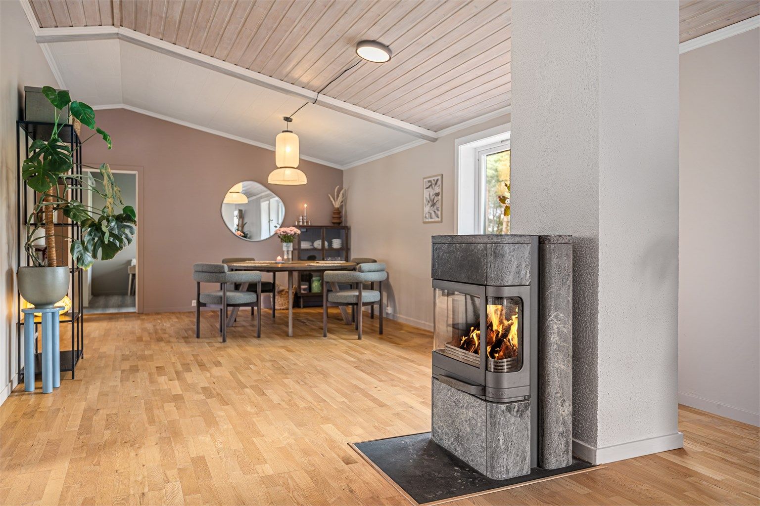 Velholdt enebolig over ett plan, betydelig oppgradert de siste årene med blant annet ny kledning og etterisolering.
Foto: Hunter Visuals