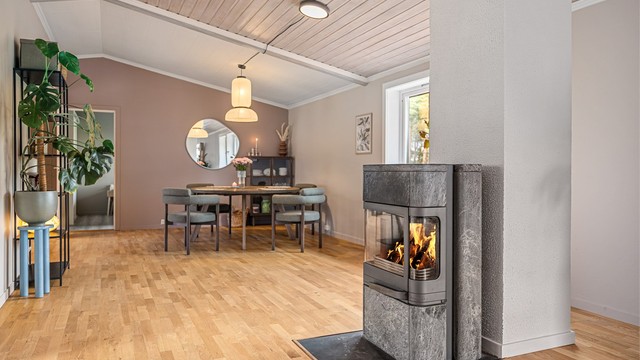 Velholdt enebolig over ett plan, betydelig oppgradert de siste årene med blant annet ny kledning og etterisolering.
Foto: Hunter Visuals