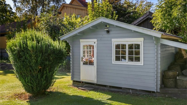 Frittstående utebod oppført omkring 2015 gir praktisk oppbevaringsplass for hageredskaper.