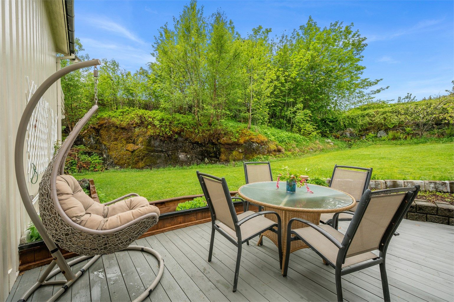I forbindelse med inngangspartiet og hagestuen er det etablert en romslig terrasse på hele 39,4 kvm. 