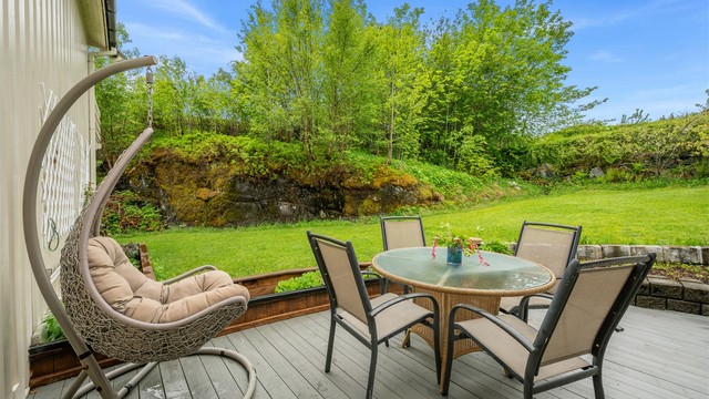 I forbindelse med inngangspartiet og hagestuen er det etablert en romslig terrasse på hele 39,4 kvm.