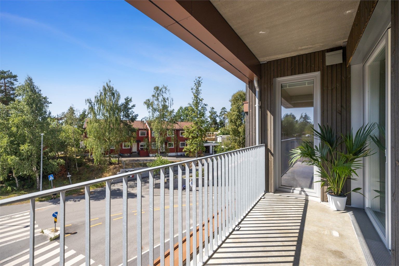 Balkongen er romslig og overbygget, perfekt for både regnværsdager og  solfylte dager.