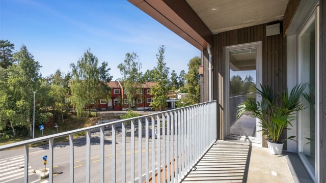 Balkongen er romslig og overbygget, perfekt for både regnværsdager og solfylte dager.