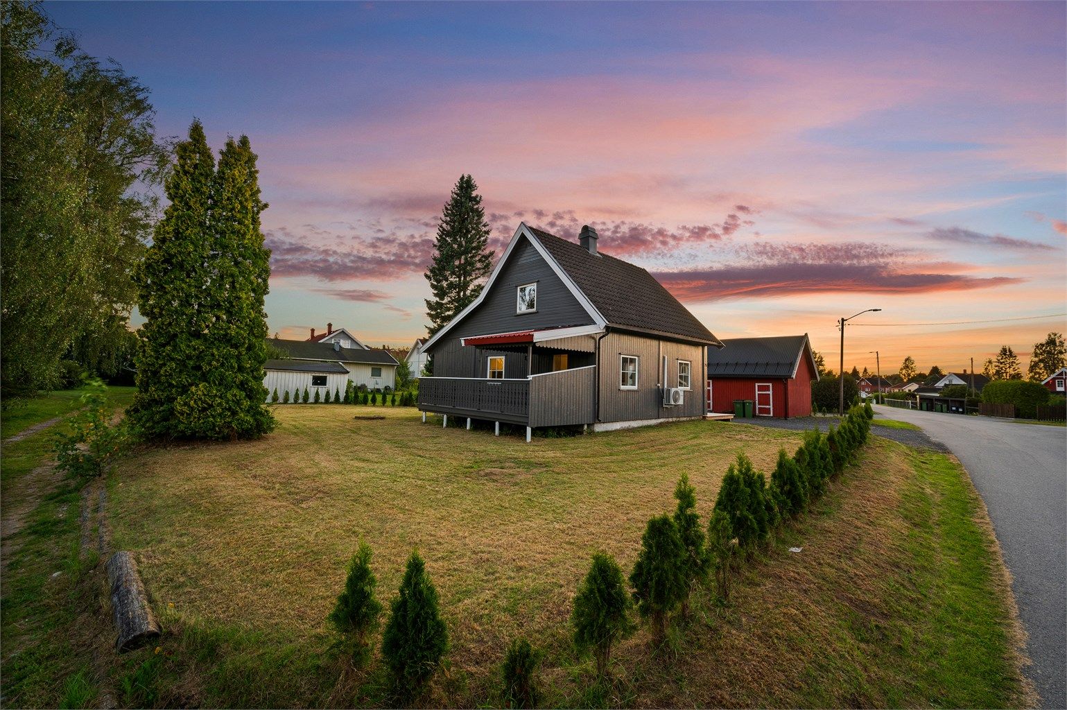 Dagligvarehandelen kan gjøres ved bl.a. Rema 1000, Kiwi, Spar eller Coop Extra Råholt. Ønsker du ytterligere servicetilbud har Amfi Eidsvoll et godt og variert utvalg av butikker og servicetilbud. 