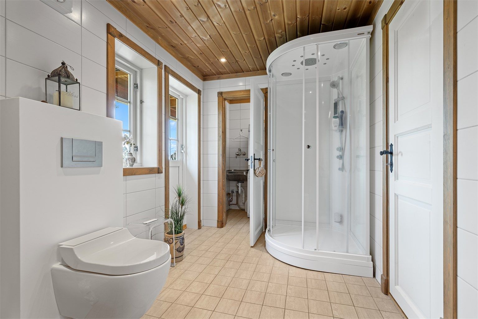 Fra badet er det inngang til et separat vaskerom.