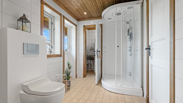 Fra badet er det inngang til et separat vaskerom.