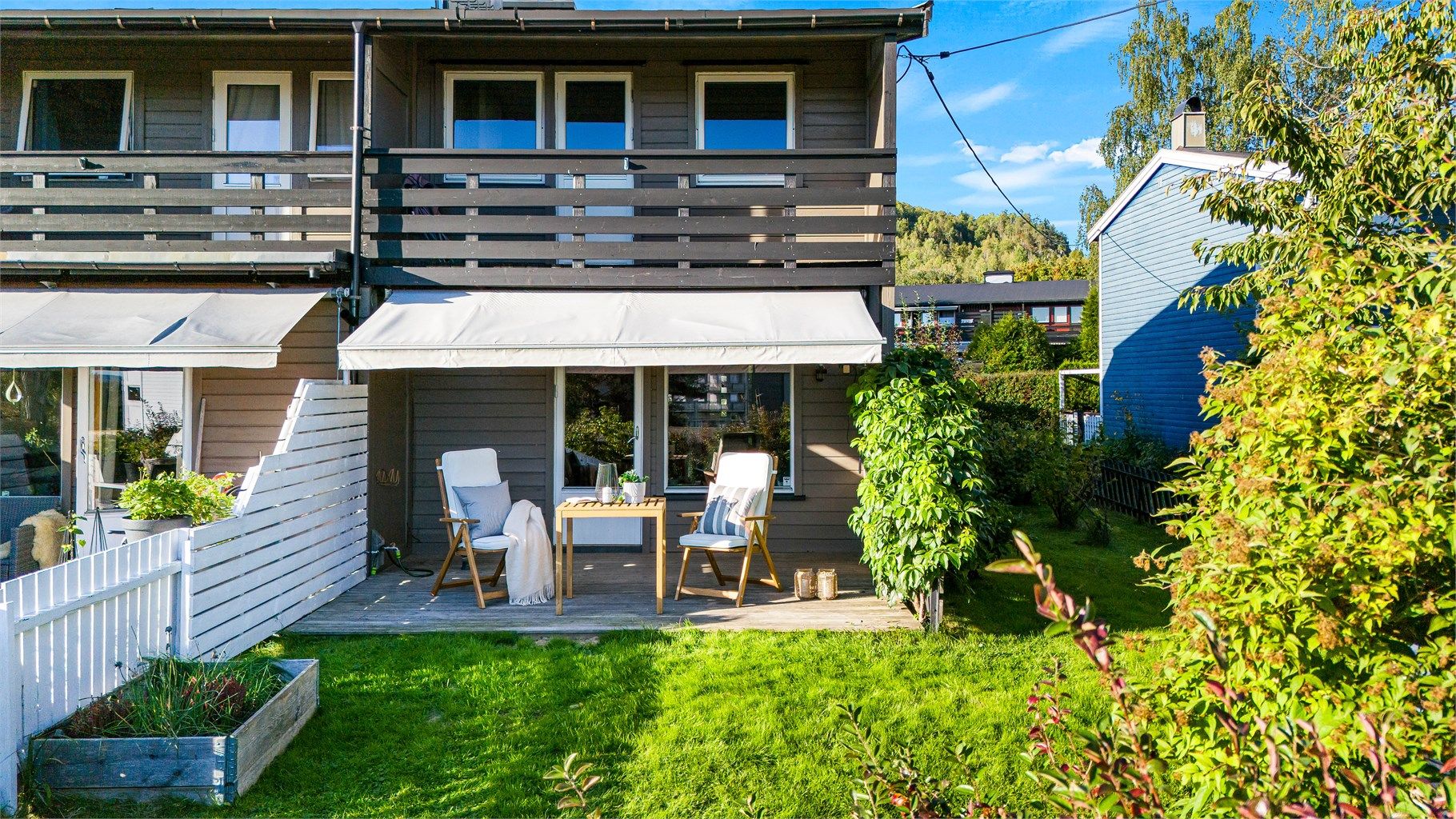 Enderekke med hage på boligens 3 sider. Perfekt for dyreeiere eller småbarnsforeldre. 