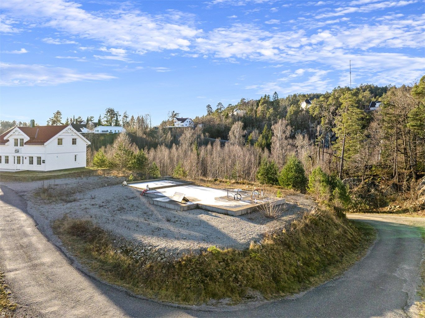 Flat og fin tomt med mange muligheter!