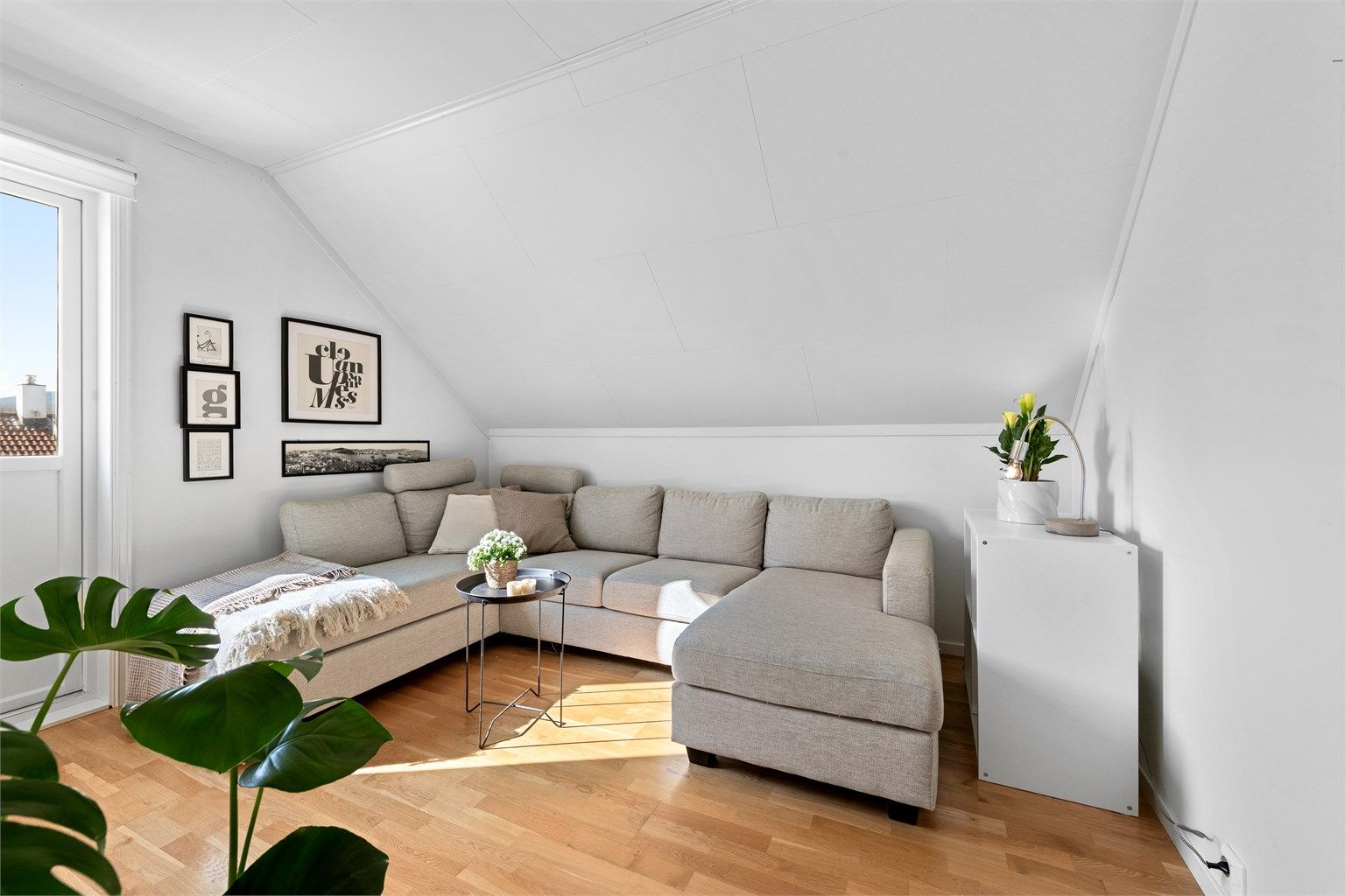 Loftsstuen har parkett på gulv og god plass til en romslig sofagruppe
Deler av rommet var bod tidligere som ikke er bruksendret og omsøkt