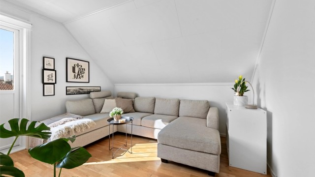 Loftsstuen har parkett på gulv og god plass til en romslig sofagruppe
Deler av rommet var bod tidligere som ikke er bruksendret og omsøkt