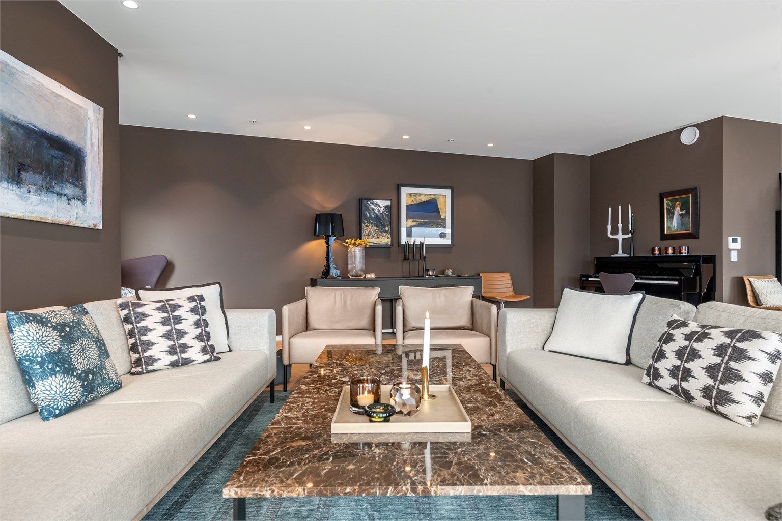 Det er god plass til romslig sofagruppe i stuen 