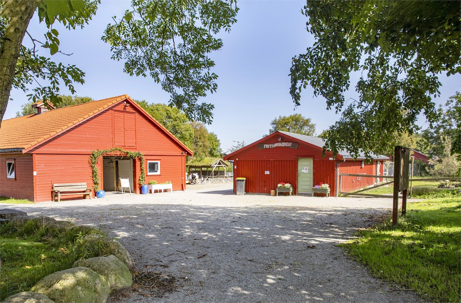 I nærområdet finnes flere rekreasjonsområder, som gir gode turmuligheter.