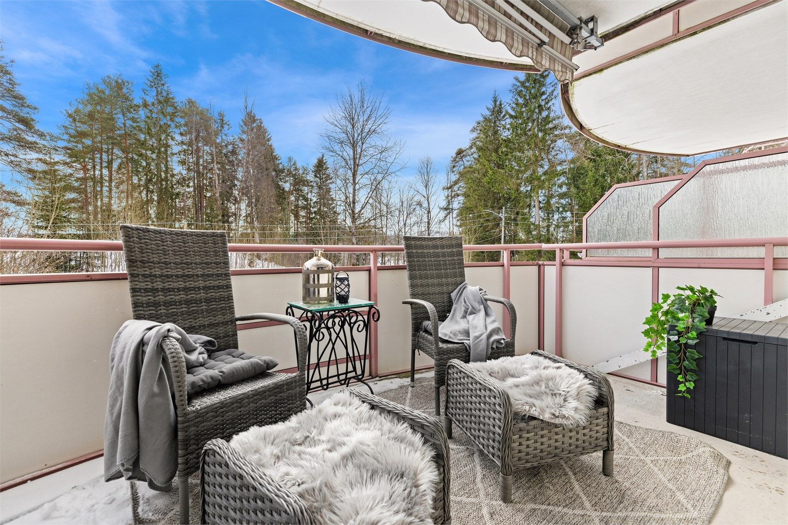 Den sydvendte balkongen på 8 m² har plass til utemøbler og vender mot rolige grøntområder.