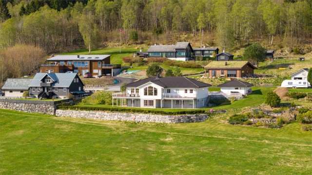 Dronebilde tatt over eiendommen.